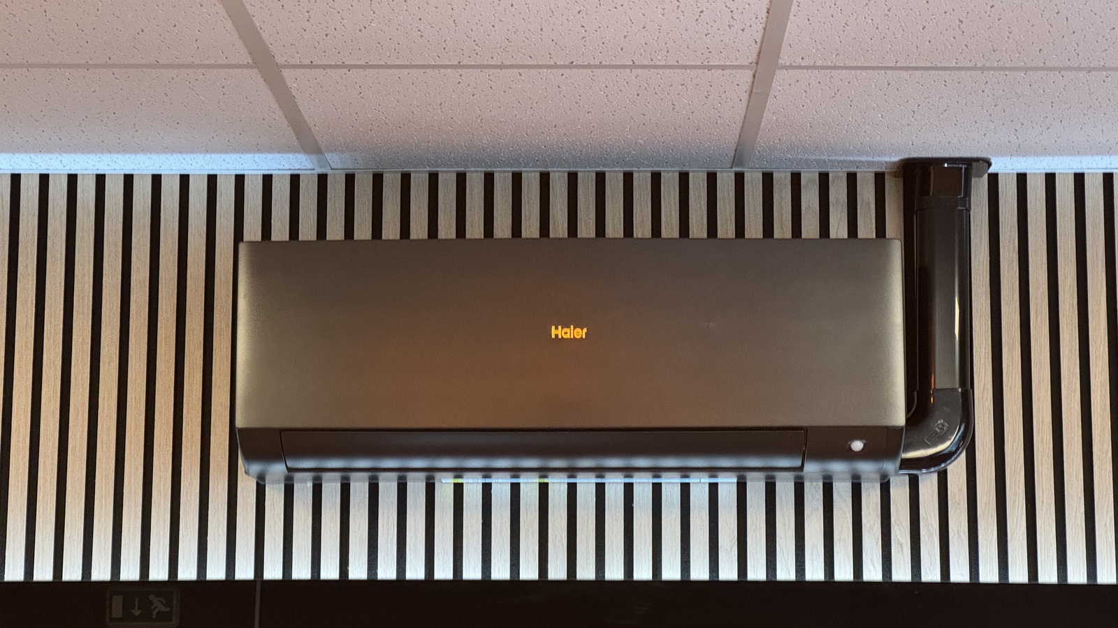 Zwarte Haier airconditioning-unit op wand met latten