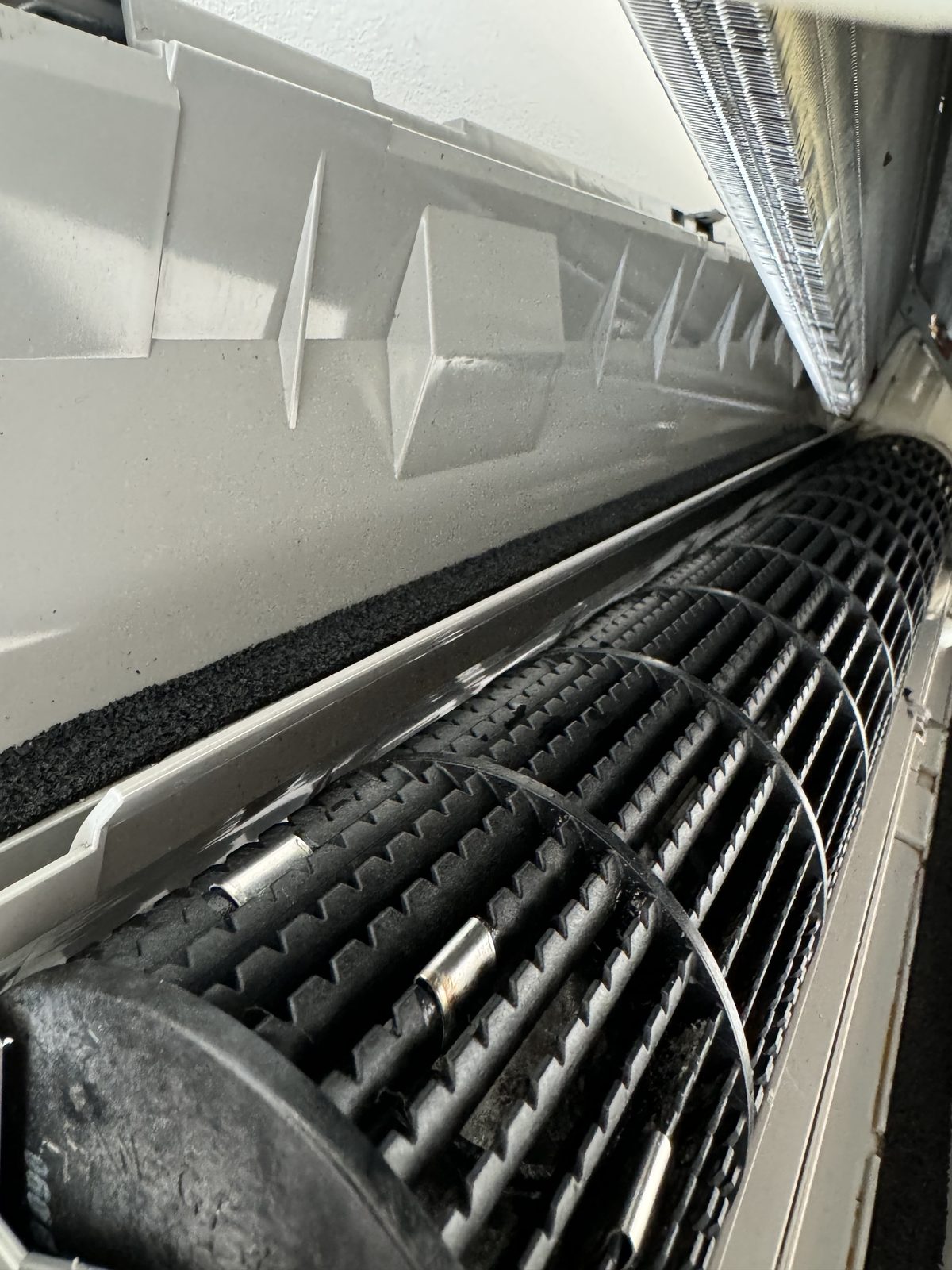 Binnenzijde airconditioner tijdens onderhoud