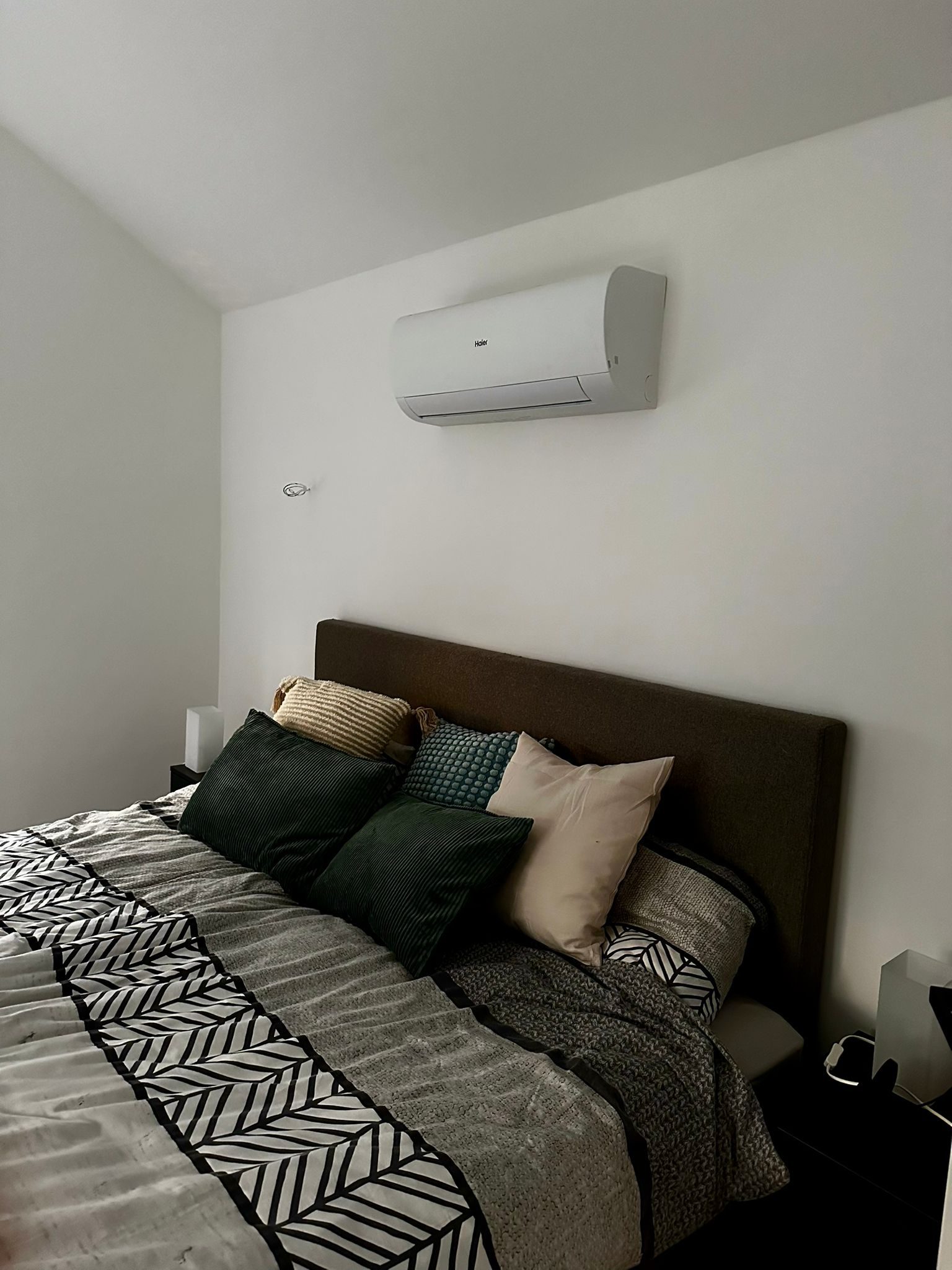 Warmtepomp installatie met leidingen