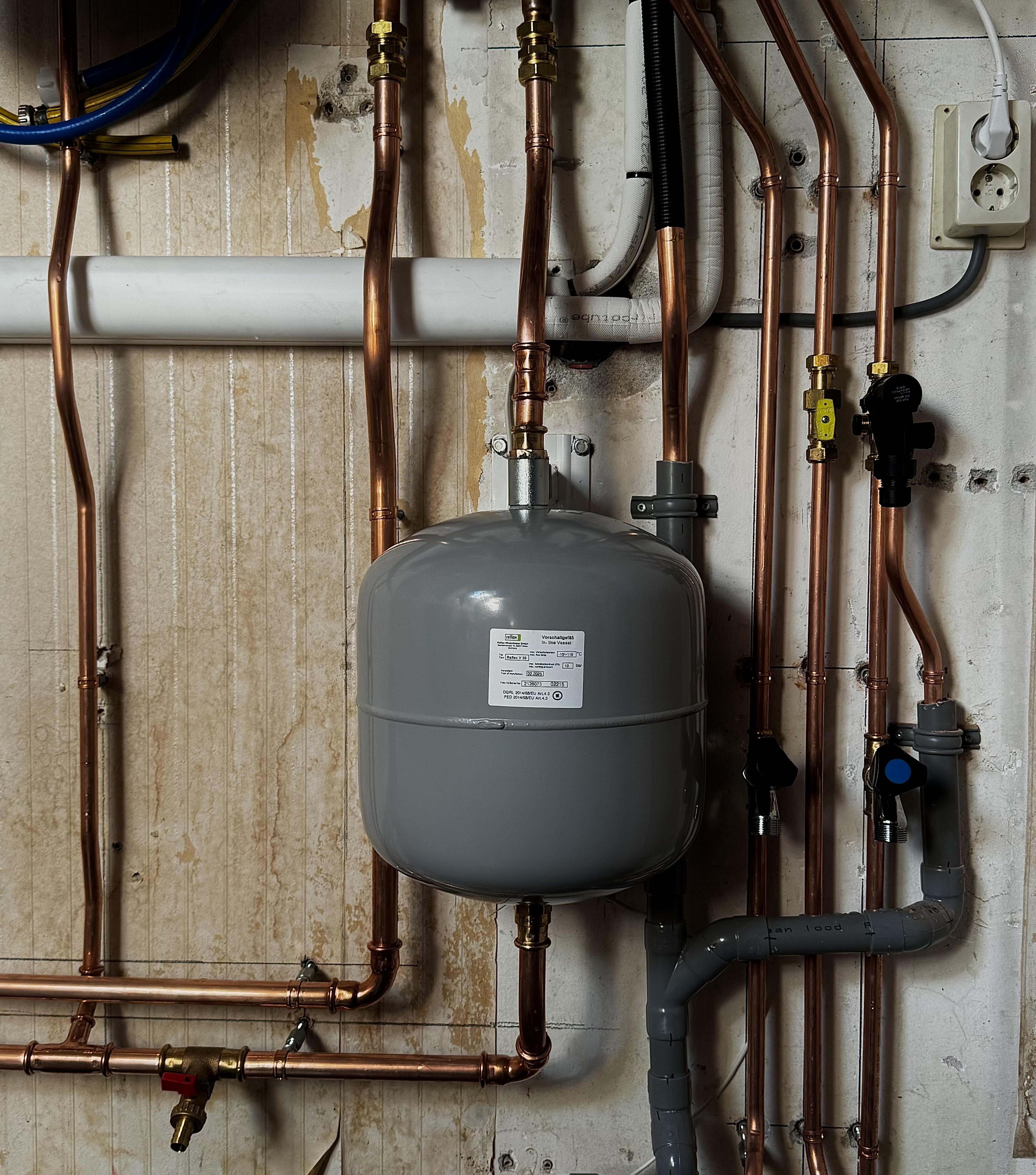 Warmtepomp installatie met leidingen